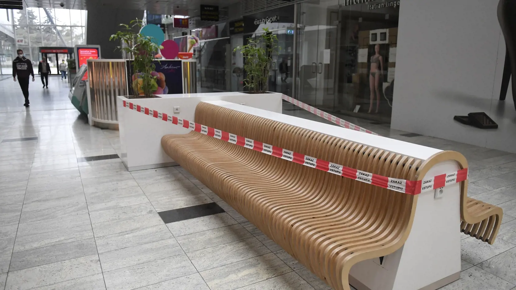Obchodné centrum Aupark v Košiciach je otvorené, väčšina prevádzok je v ňom zatvorených, len niektoré sú otvorené. Na lavičky je zákaz sadania, na poschodie sa taktiež po schodoch nedá dostať. Košice, 5. mája 2020. FOTO TASR – František Iván
