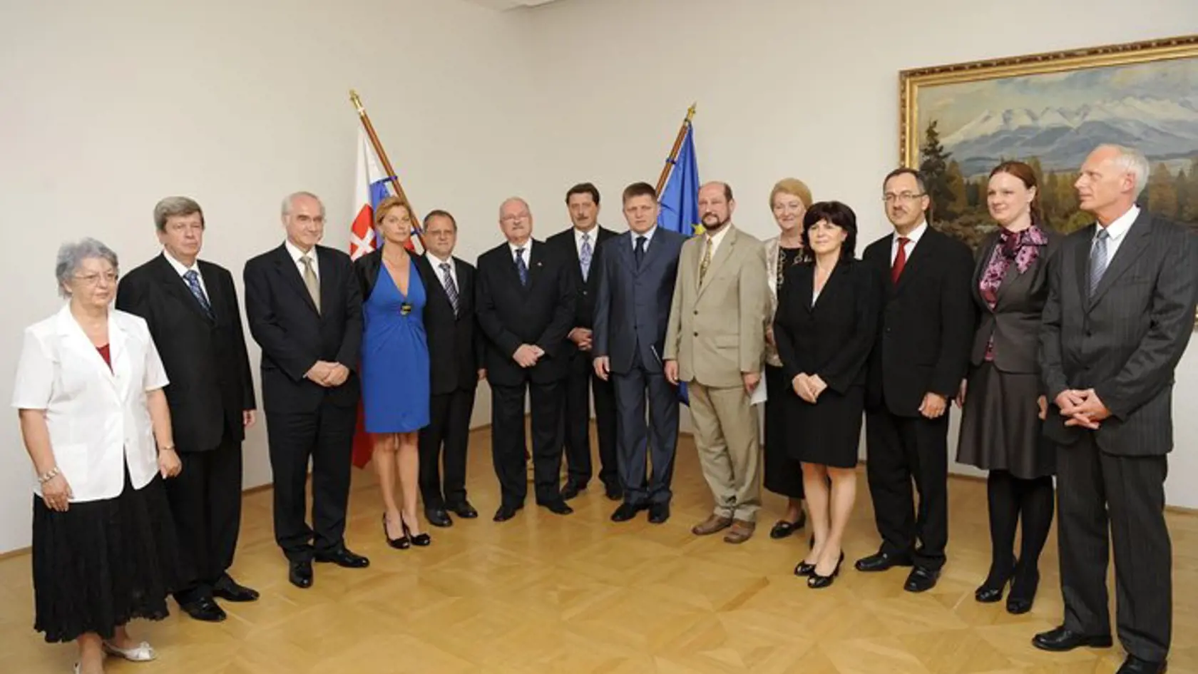 Na snímke spoloèná fotografia zvolených slovenských europoslancov s ústavnými predstavite¾mi SR 9. júna 2009 v starej budove NR SR v Bratislave. Sprava Jaroslav Paška, Katarína Neveïalová, Vladimír Maòka, Monika Smolková, Anna Záborská, Boris Zala, predseda vlády SR Robert Fico, predseda NR SR Pavol Paška, prezident SR Ivan Gašparoviè, Sergej Kozlík, Monika Flašíková- Beòová, Miroslav Mikolášik, Eduard Kukan a Edit Bauerová. FOTO TASR - Pavel Neubauer