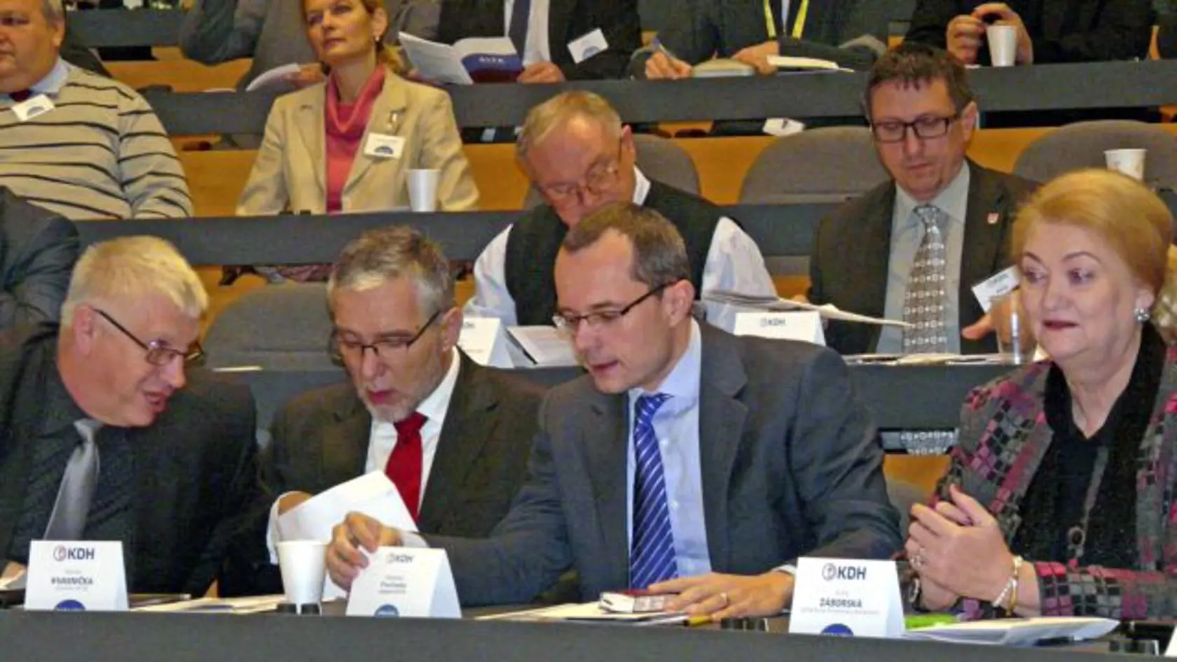 Tretie zasadnutie Rady Kresťanskodemokratického hnutia 26. januára 2013 v Banskej Bystrici. Sprava poslankyňa Európskeho parlamentu Anna Záborská, poslanec za KDH Radoslav Procházka a člen Predsedníctva KDH Marián Kvasnička. FOTO TASR - Ján Siman 