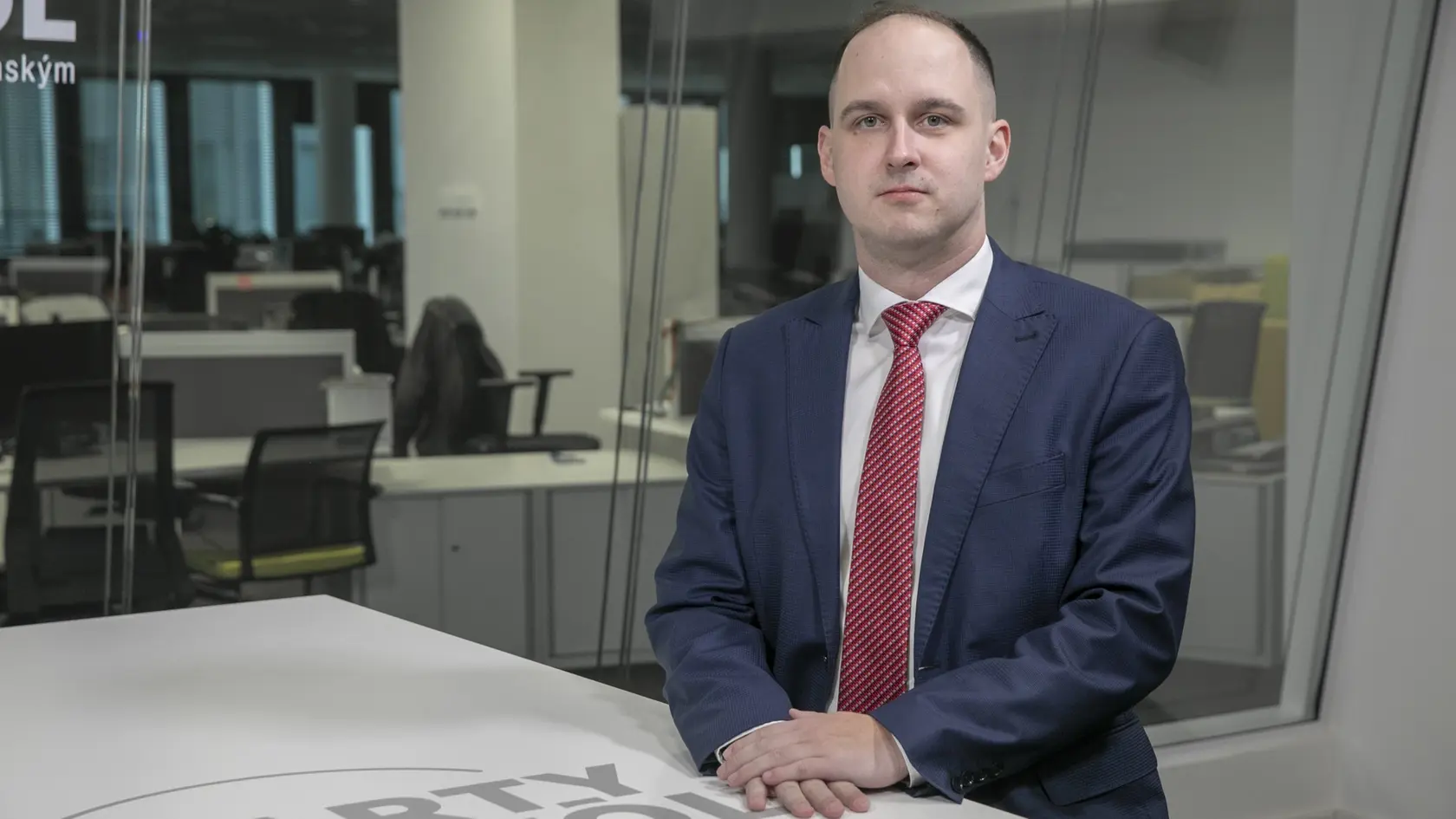 Poslanec z klubu SNS upozorňuje, že niektoré organizácie si pomýlili politiku s neziskovým sektorom. Narazí jeho návrh na európsku legislatívu?