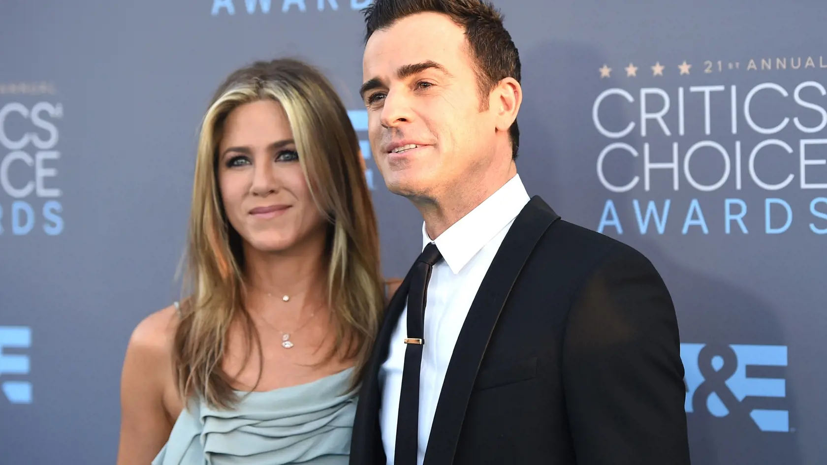 Justin Theroux je exmanželom herečky Jennifer Aniston.