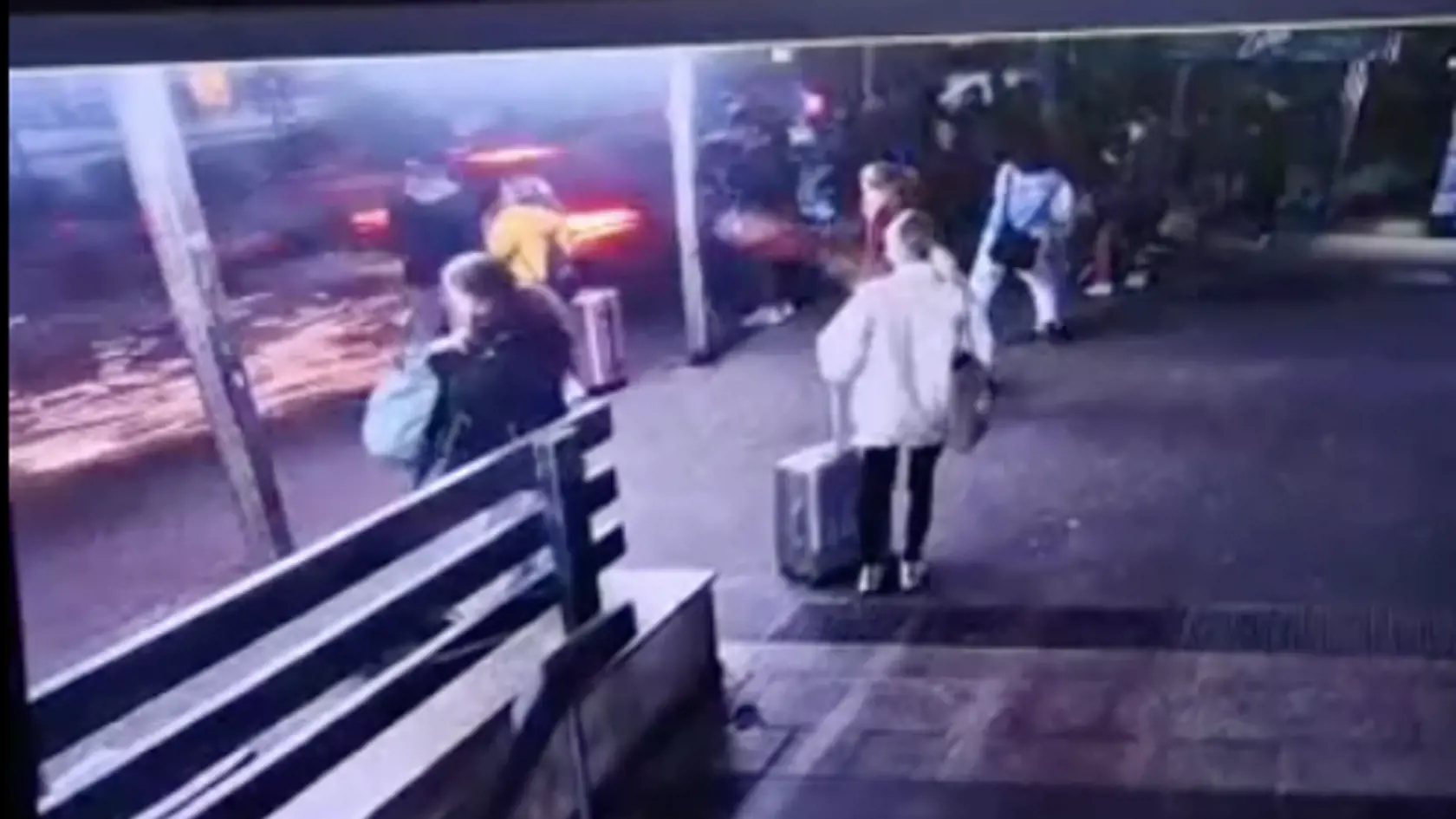 Na snímke ZÁBERY Z MIESTA smrteľnej nehody na zastávke MHD Zochova v Bratislave. Vodič vletel do davu ľudí v plnej rýchlosti, čakajúci na autobus nemali šancu.