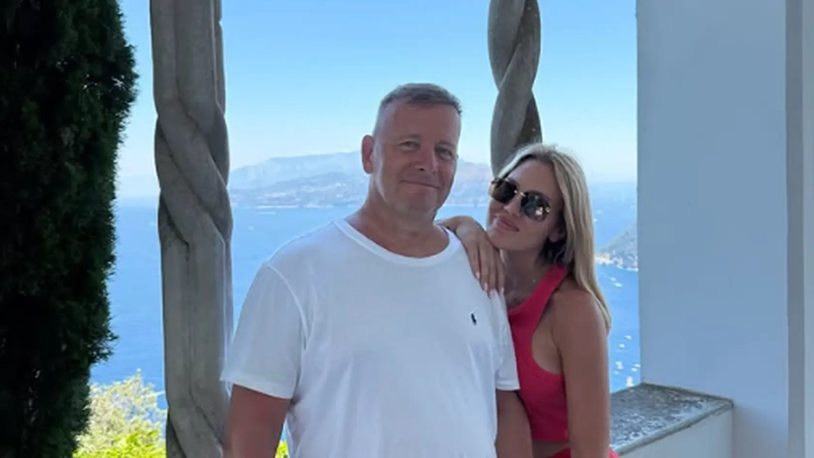 Boris a Laura vyzerajú zamilovane a spoločnú dovolenku si užívajú. 