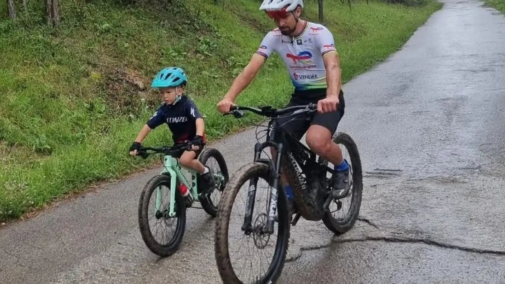 Obľúbené cyklotrasy v Žiline už má Peťo zmapované aj so synom Marlonom.
