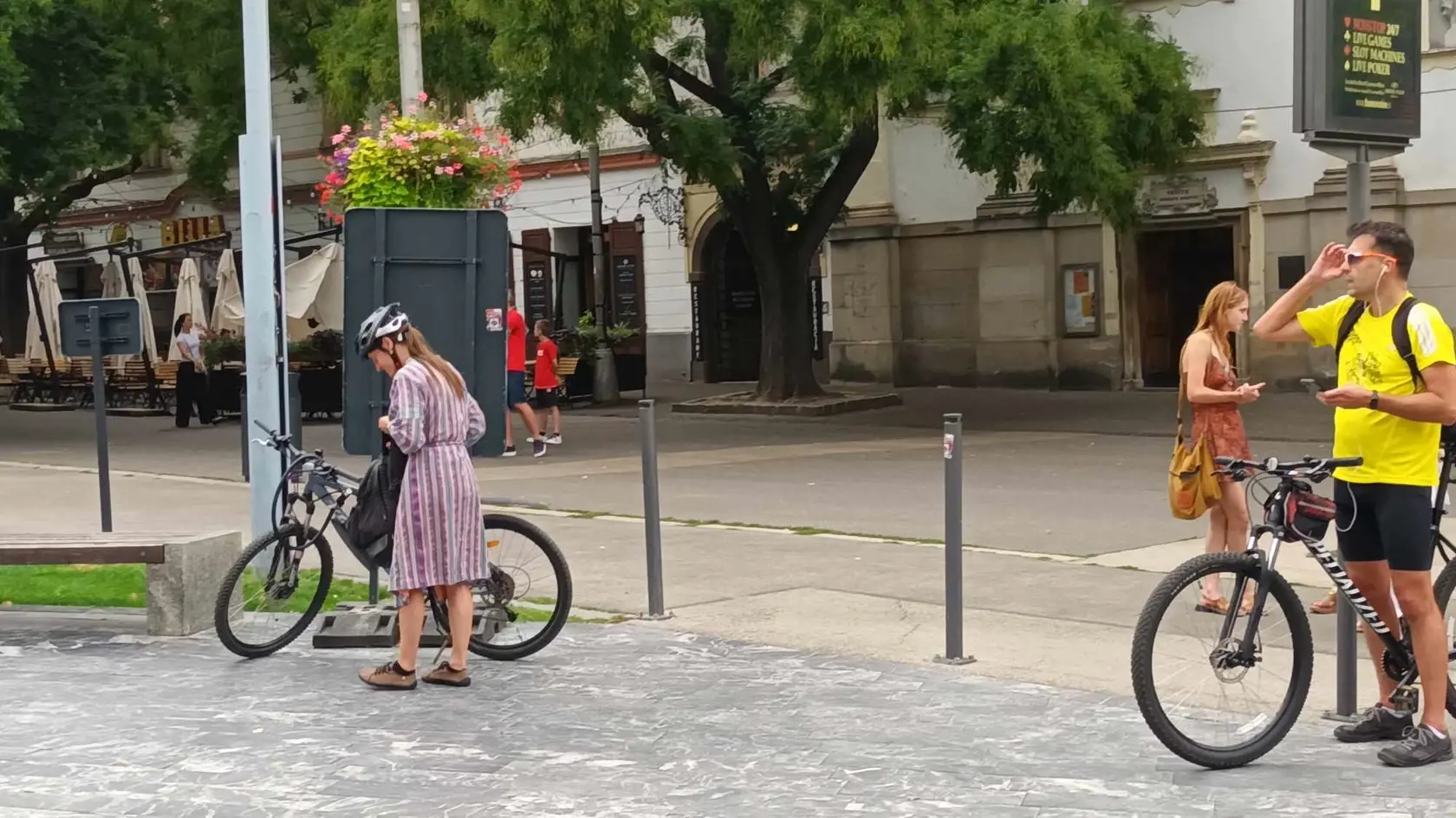 Demonštrácia proti Martine Šimkovičovej. Demonštranti prišli na bicykloch a v županoch.