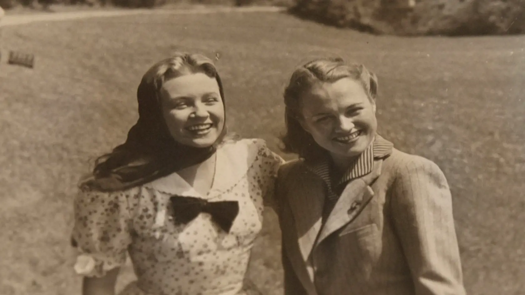 Keď Nataša skončila dievčenské gymnázium, pokračovala v štúdiách na filozofickej fakulte v Prahe a v Anglicku. Hovorila po anglicky, nemecky, francúzsky a rusky. Napriek nespornému intelektu ju v živote zlákala umelecká hviezda. Herectvo aj moderný scénický tanec študovala súkromne, v roku 1934 začala divadelnú kariéru v Olomouci, o rok na to bola krátko v bratislavskom SND a až do konca vojny v pražskom Divadle na Vinohradoch.