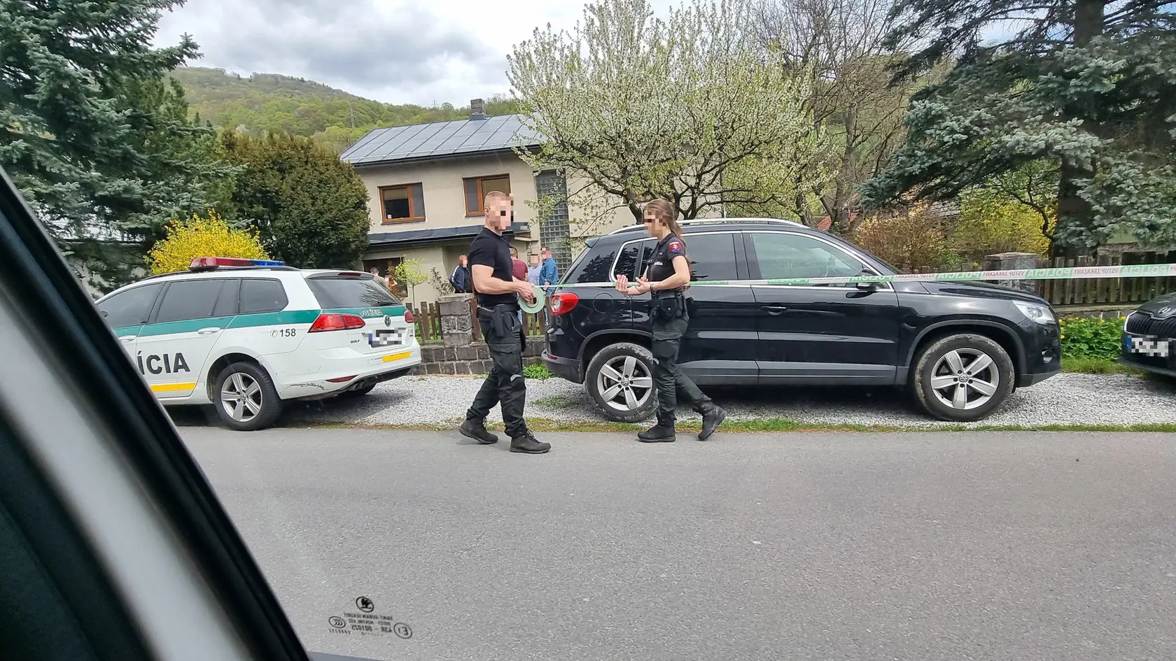 Žena našla v dome dvoch mužov s prestrelenými hlavami.