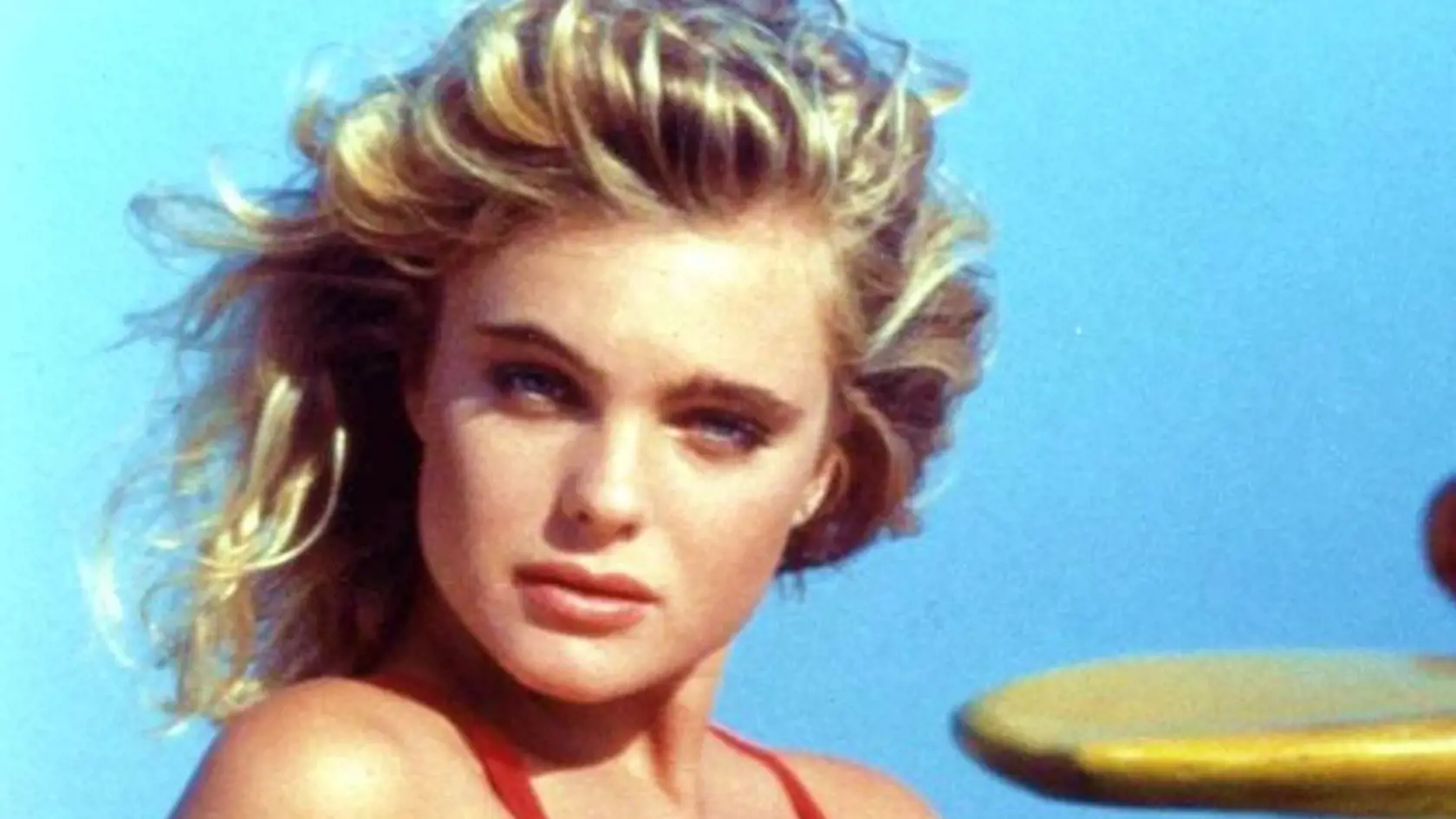 Erika Eleniak v slávnom seriáli Baywatch.