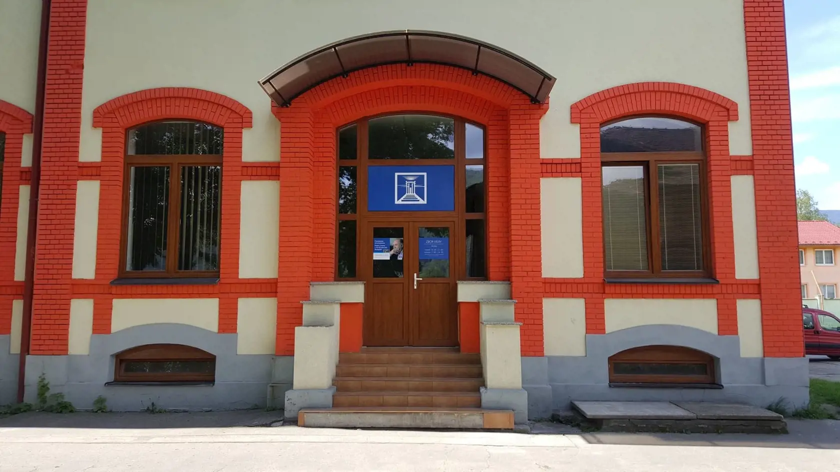 Budova v ktorej sa konajú zhromaždenia ľudí.