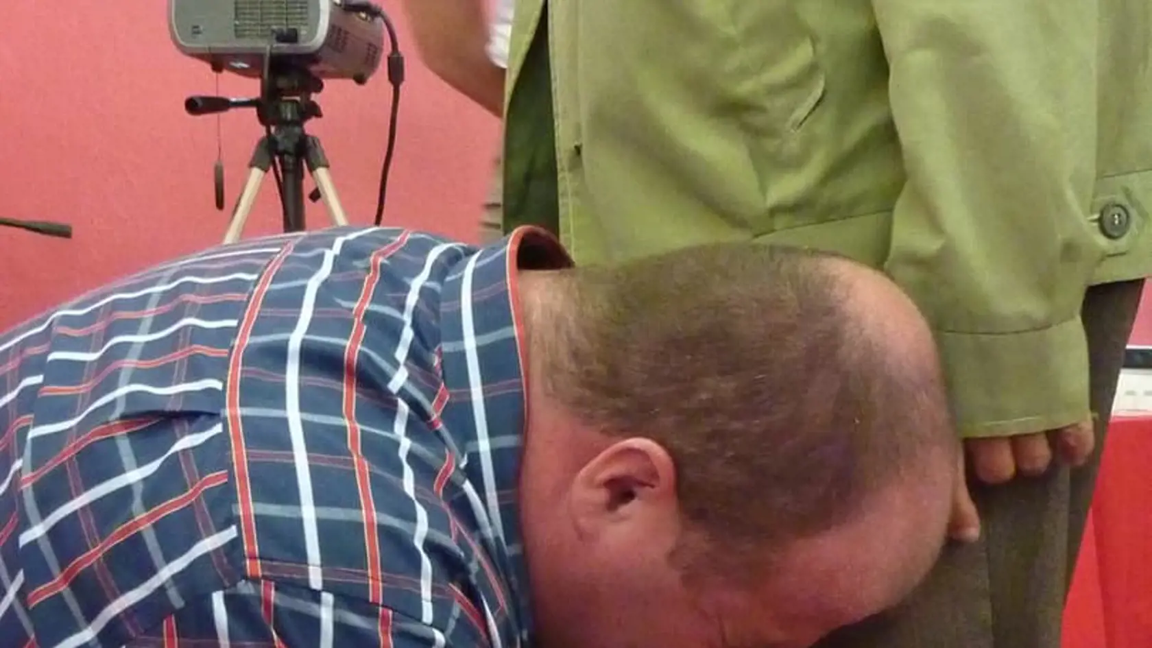 René Schneider vraj dokáže vyliečiť všetko, od boľavých nôh až po slepotu.