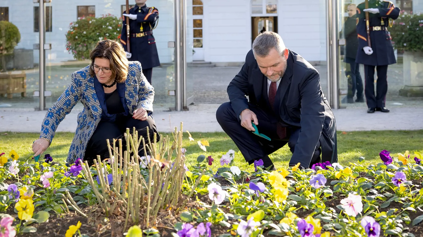 Prezident Slovenskej republiky Peter Pellegrini zasadil v priestoroch prezidentskej záhrady oranžové tulipány spoločne s velvyslankyňou Holandska na Slovensku Gabriellou Sancisi pri príležitosti ukončenia jej mandátu.