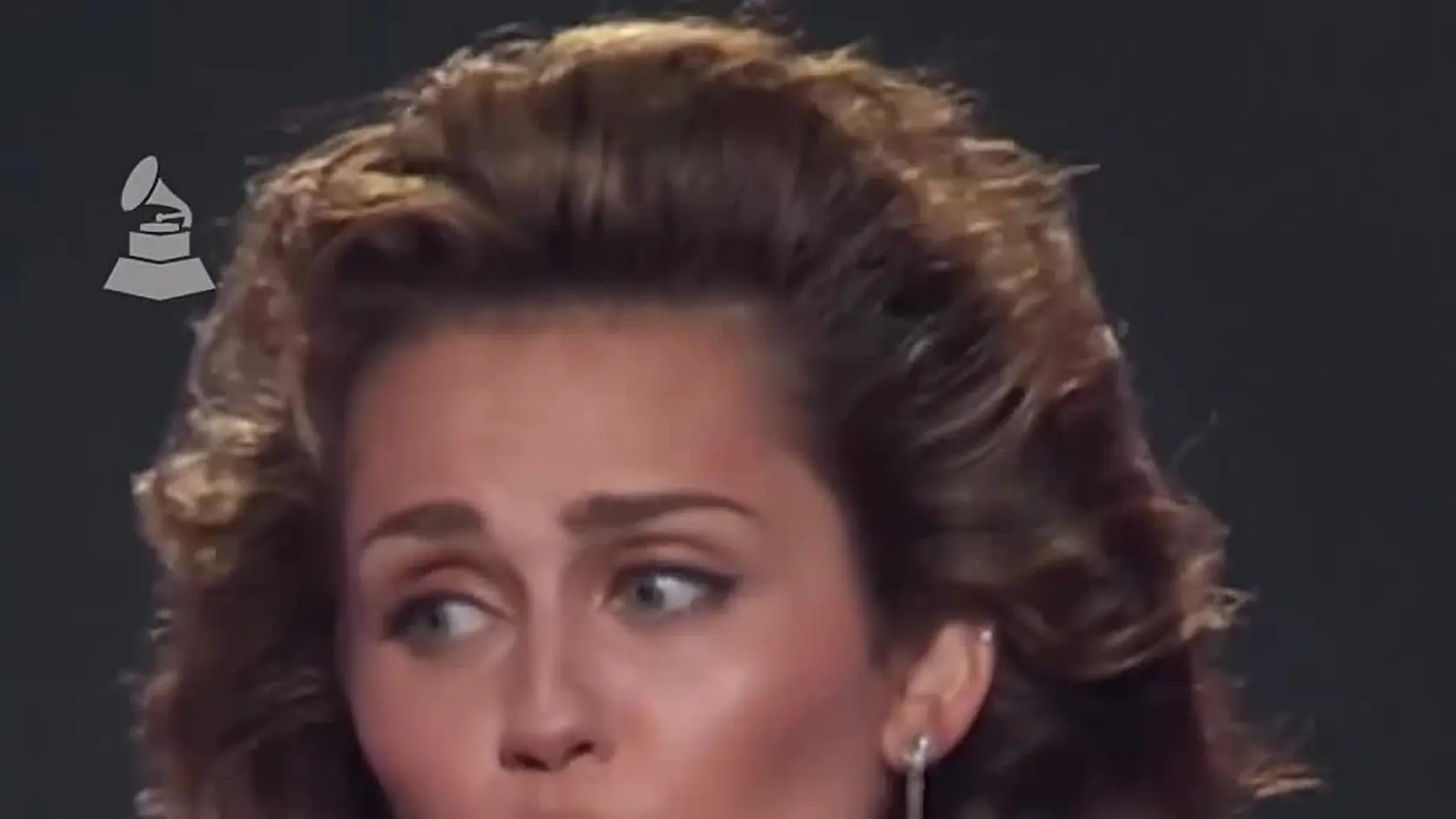 Popová hviezdička Miley Cyrus (31) získala na odovzdávaní cien Grammy svoju prvú vzácnu sošku. Neprekvapila však len svojím speváckym výkonom, ale aj radikálnou premenou. Farebné vlasy vymenila za bujnú hrivu v štýle Tiny Turner. instagram @mileycyrus