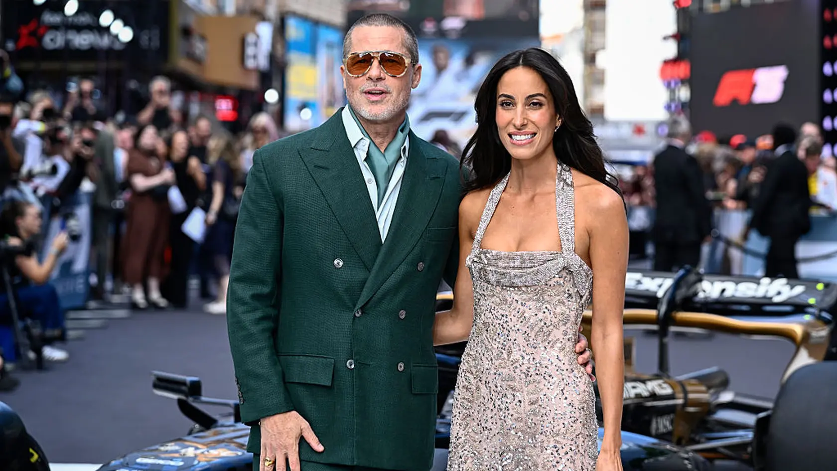 Brad Pitt s priateľkou Ines de Ramon, ktorej to na londýnskej premiére F1: Film náramne pristalo.