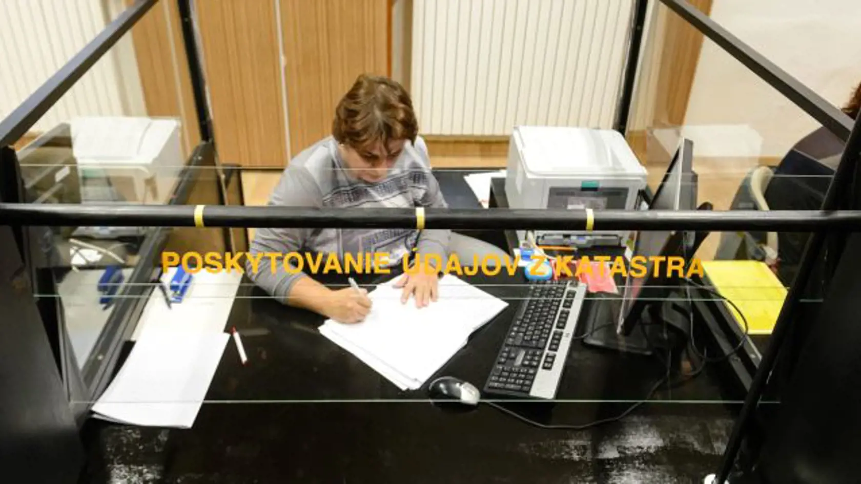 Menej papierov budeme nosiť aj do klientskych centier.