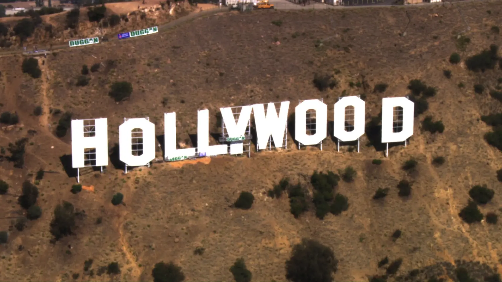 Ikonický nápis "Hollywood" na kopci nad americkým mestom Los Angeles prechádza rekonštrukciou pred budúcoročnými oslavami stého výročia jeho osadenia.