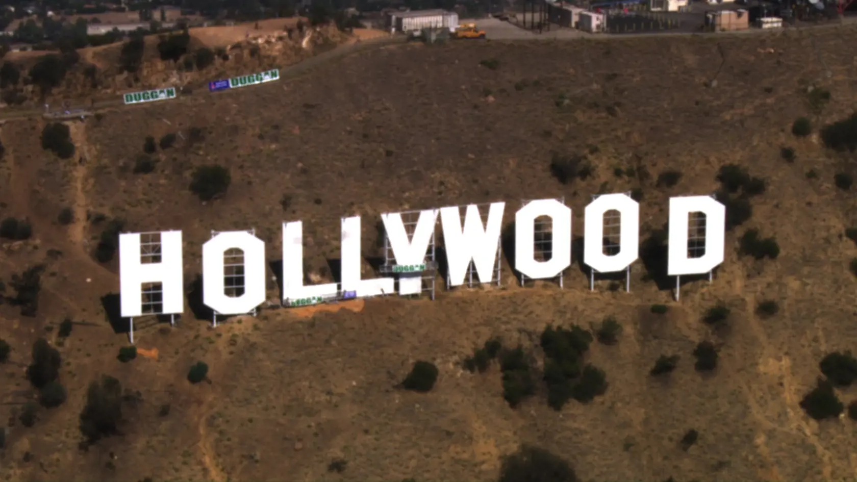 Ikonický nápis "Hollywood" na kopci nad americkým mestom Los Angeles prechádza rekonštrukciou pred budúcoročnými oslavami stého výročia jeho osadenia.