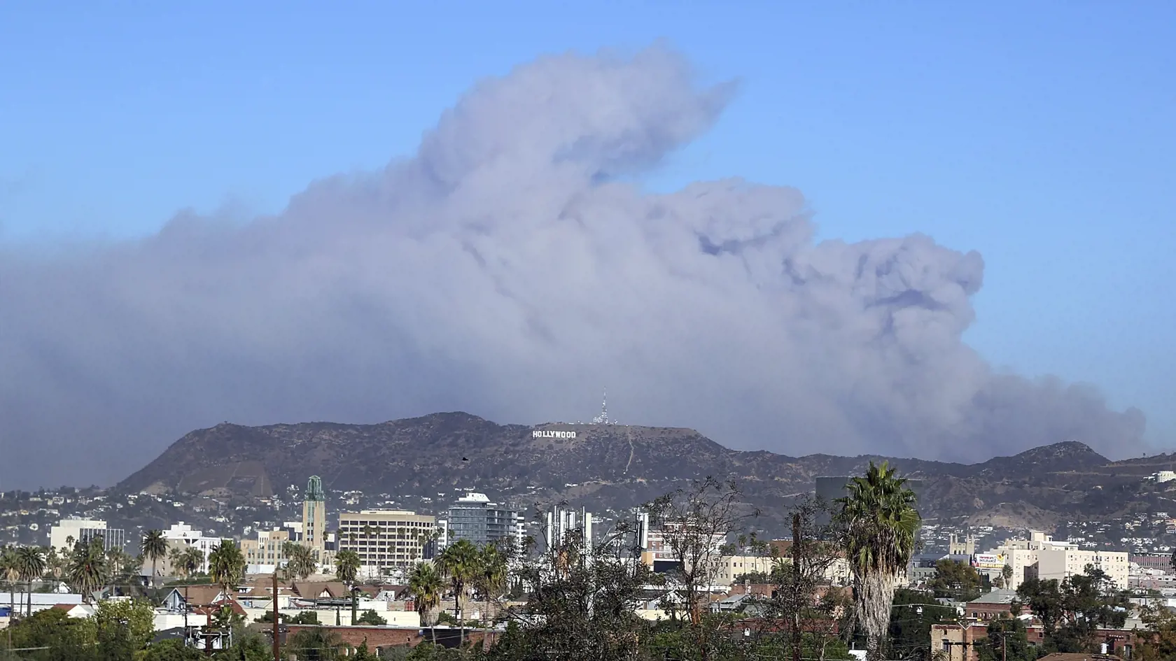 KK30 Santa Monica - Dym stúpa z lesného požiaru nad oblasťou Hollywood Hills 5. decembra 2017.  Už viac ako 150 budov zničili a tisíce ľudí prinútili opustiť svoje domovy lesné požiare, ktoré sužujú Kaliforniu. Plamene sa v pondelok objavili v okolí Ventury medzi Santa Barbarou a Los Angeles, kde sa podľa informácií denníka The Los Angeles Times ocitlo medzičasom bez elektrickej energie 260.000 ľudí. FOTO TASR/AP 
Smoke from the Creek wildfire in the San Gabriel Mountains, the second range behin