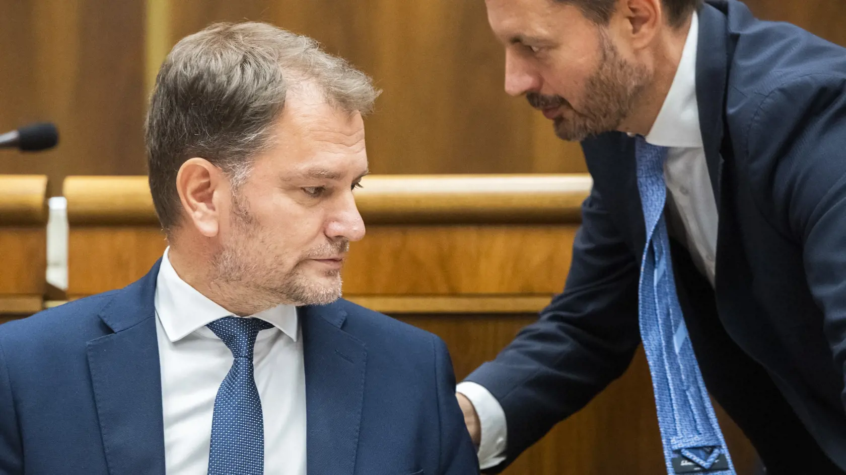 Na snímke zľava podpredseda vlády a minister financií SR Igor Matovič (OĽaNO) a predseda vlády SR Eduard Heger (OĽaNO) počas 73. schôdze NRSR o odvolaní ministra financií SR Igora Matoviča v Bratislave 28. septembra 2022. FOTO TASR - Jaroslav Novák