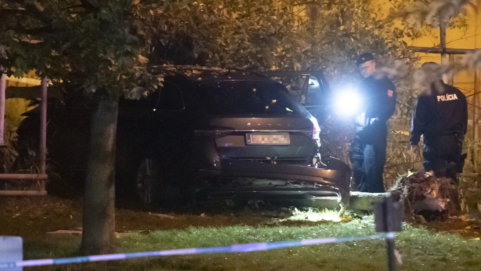 Na bratislavskej Zochovej ulici narazilo v nedeľu krátko po 22.15 h auto do zastávky mestskej hromadnej dopravy (MHD). Nehoda si podľa doterajších informácií vyžiadala štyroch mŕtvych a sedem zranených. Na snímke auto, ktoré narazilo do zastávky MHD na Zochovej ulici v pondelok 3. októbra 2022 v Bratislave. FOTO TASR - Martin Baumann
