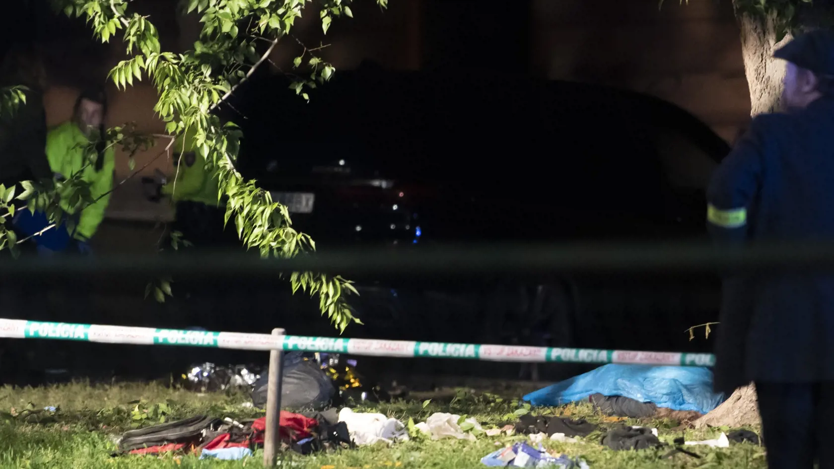 Na bratislavskej Zochovej ulici narazilo v nedeľu krátko po 22.15 h auto do zastávky mestskej hromadnej dopravy (MHD). Nehoda si podľa doterajších informácií vyžiadala štyroch mŕtvych a sedem zranených. Na snímke obhliadka miesta činu dopravnej nehody, vpravo prekryté telo obete  v pondelok 3. októbra 2022 v Bratislave. FOTO TASR - Martin Baumann