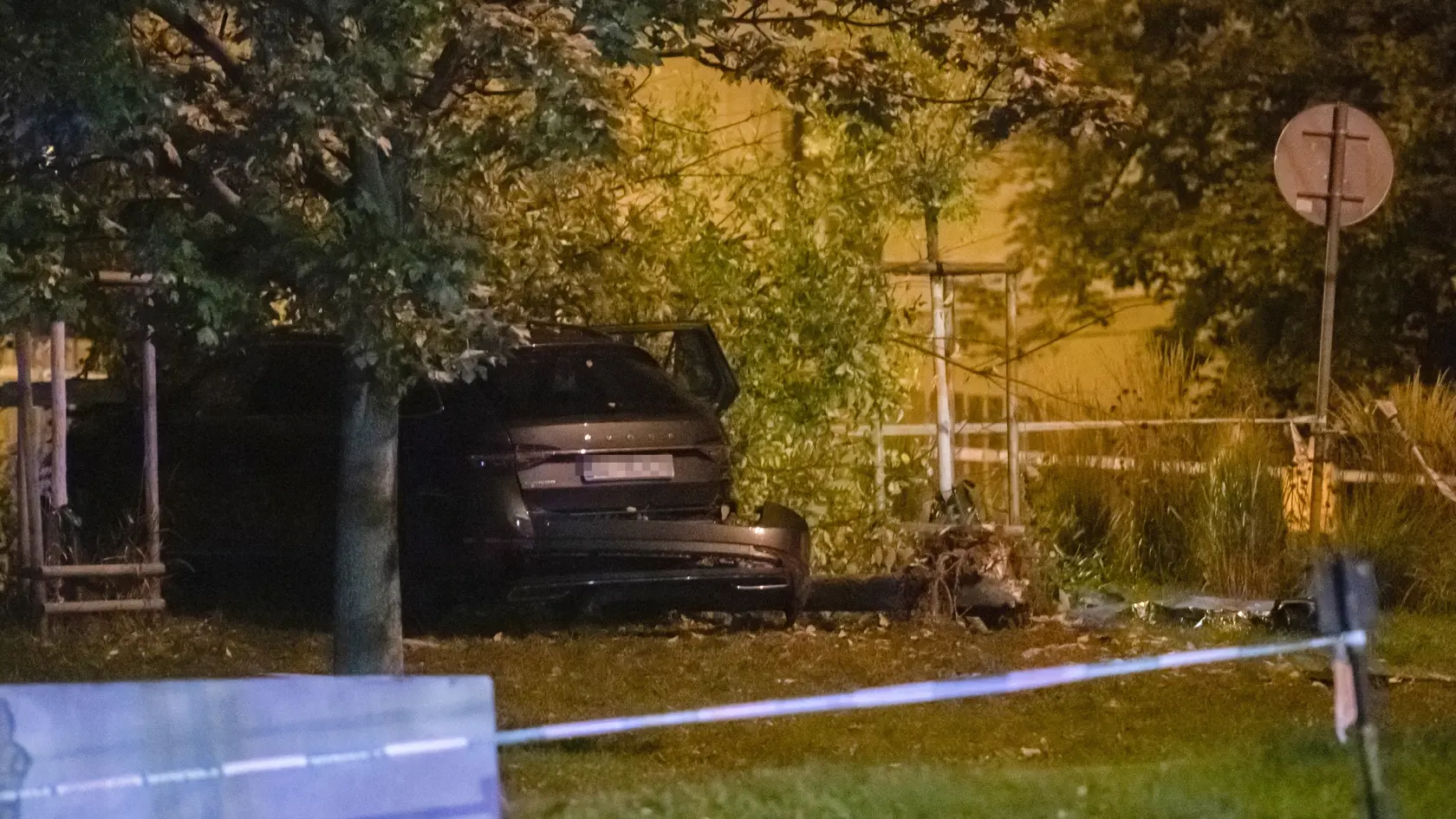 Na bratislavskej Zochovej ulici narazilo v nedeľu krátko po 22.15 h auto do zastávky mestskej hromadnej dopravy (MHD). Nehoda si podľa doterajších informácií vyžiadala štyroch mŕtvych a sedem zranených. Na snímke auto, ktoré narazilo do zastávky MHD na Zochovej ulici, vpravo pekryté telo obete nehody  v pondelok 3. októbra 2022 v Bratislave. FOTO TASR - Martin Baumann