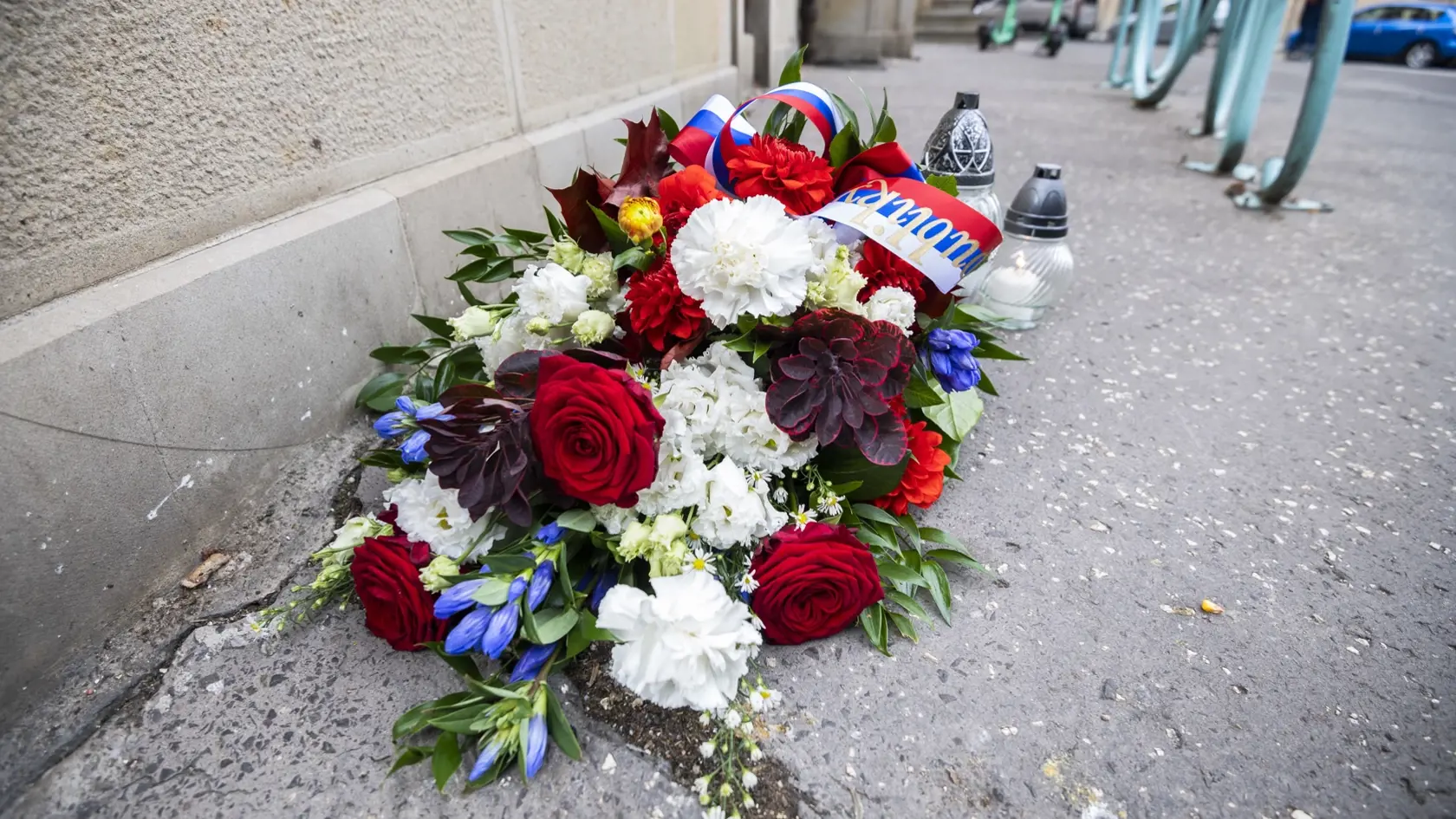 Na snímke veniec, ktorým si prezidentka SR Zuzana Čaputová uctila pamiatku obetí tragickej nehody v Bratislave v blízkosti miesta nešťastia neďaleko zastávky Zochova v Bratislave v pondelok 3. októbra 2022.  V centre Bratislavy narazilo v nedeľu v noci 2. októbra auto s opitým vodičom do zastávky mestskej hromadnej dopravy. Nehoda si vyžiadala piatich mŕtvych a päť zranených. FOTO TASR - Jaroslav Novák

