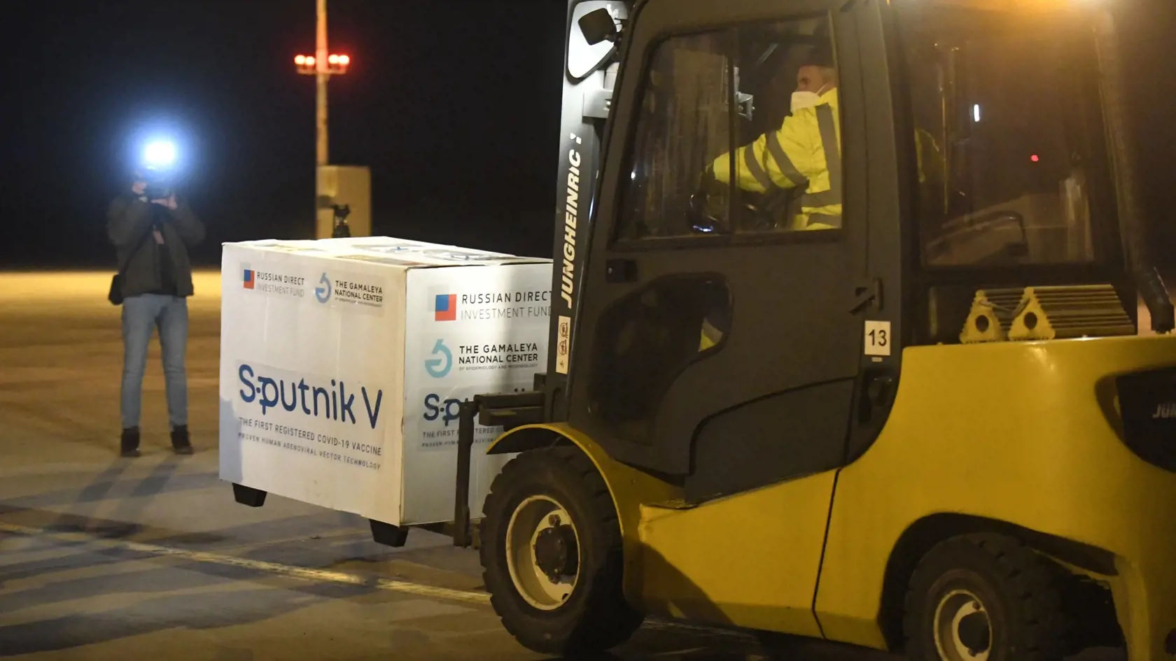 Vakcínu Sputnik priviezli na Slovensko koncom marca, na košickom letisku ju prebrali vtedajší premiér Igor Matovič a exminister zdravotníctva Marek Krajčí.