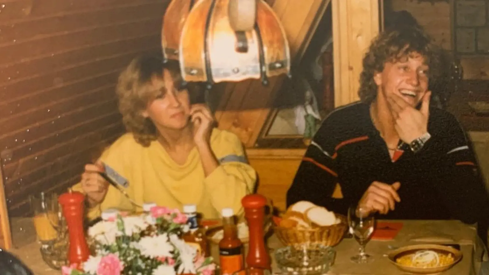 Milionárka Carmen Geissová (57) z času na čas zaloví v v rodinnom archíve a s fanúšikmi sa podelí o raritné fotografie zo svojho súkromia aj mladosti. Ani tentoraz nesklamala a z rodinnej truhlice vytiahla fotografiu s manželom Róbertom starú dobrých 39 rokov. Na fotografii majú Carmen a Róbert 18 rokov. Fotografia vznikla pri jedle a vyobrazuje Carmen v žltom svetri, ako sedí vedľa svojho Róberta, ktorý sa srdečne smeje.