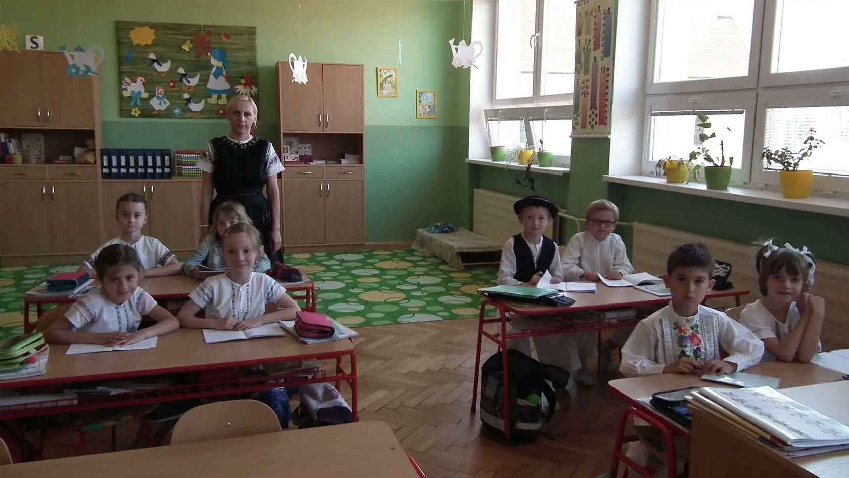 Prváčikov sa spolu s ich učiteľkou Monikou Jenesovou tiež nenechali zahanbiť a do školy prišli v krojoch.