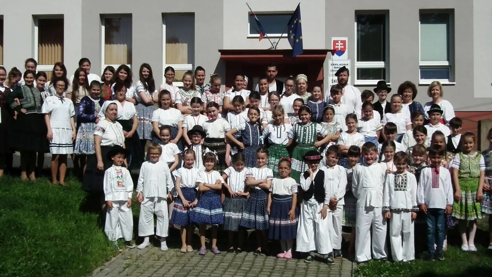 Žiaci a pedagógovia zo základnej školy v Starom Tekove si neváhali obliecť a prísť na vyučovanie v krásnych krojoch ich predkov z viacerých kútov Slovenska.
