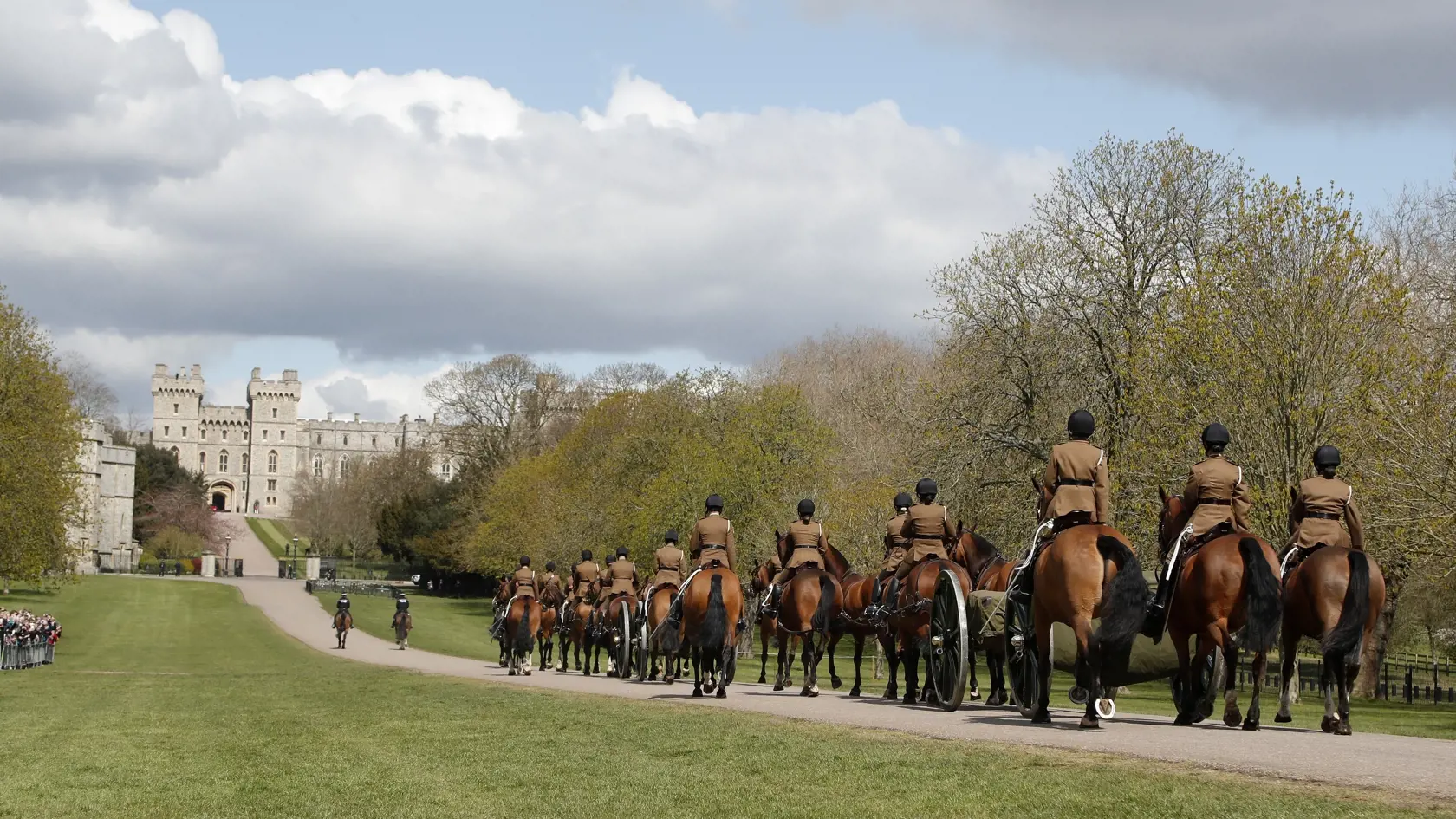 JB 4 Windsor - Členovia Kráľovského konského delostrelectva prichádzajú počas skúšky po chodníku Long Walk k Windsorskému zámku vo Windsore 15. apríla 2021. V Británii už prebiehajú prípravy poslednej rozlúčky s princom Philipom, manželom britskej kráľovnej Alžbety II., ktorý zomrel minulý piatok vo veku 99 rokov. Pohreb sa uskutoční v sobotu popoludní v areáli Windsorského zámku, informovala v pondelok stanica BBC. Pohrebné obrady sa budú konať v tamojšej kaplnke svätého Juraja o 15.00 h miestn