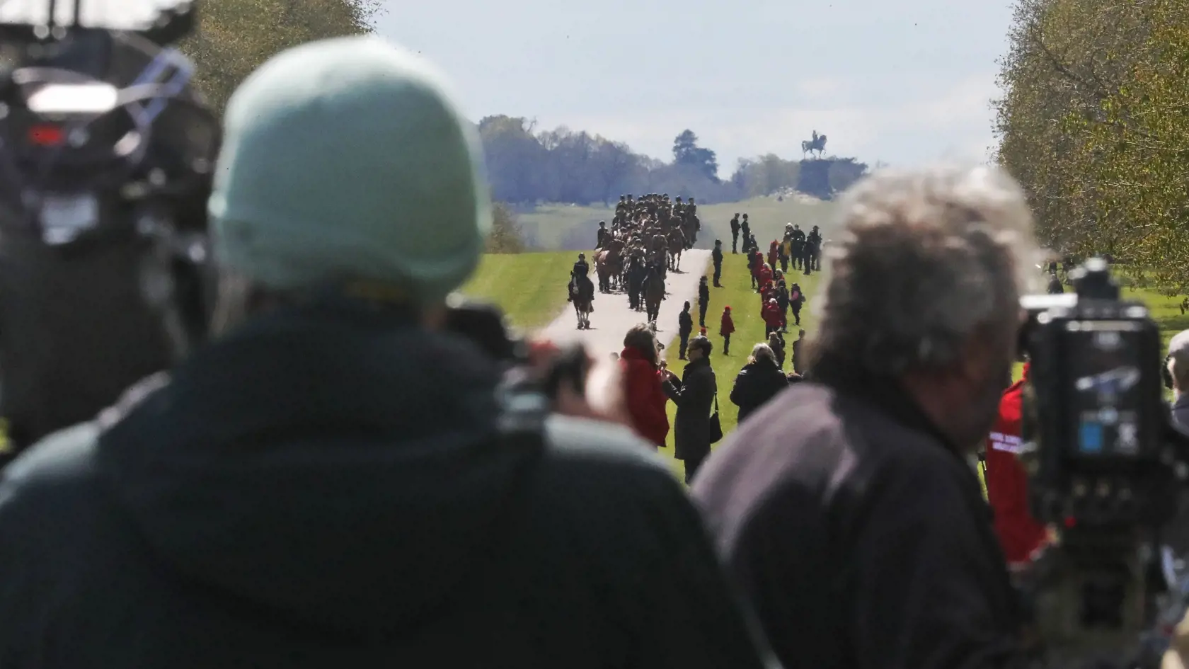 JB 6 Windsor - Novinári sledujú ako členovia Kráľovského konského delostrelectva prichádzajú počas skúšky po chodníku Long Walk k Windsorskému zámku vo Windsore 15. apríla 2021. V Británii už prebiehajú prípravy poslednej rozlúčky s princom Philipom, manželom britskej kráľovnej Alžbety II., ktorý zomrel minulý piatok vo veku 99 rokov. Pohreb sa uskutoční v sobotu popoludní v areáli Windsorského zámku, informovala v pondelok stanica BBC. Pohrebné obrady sa budú konať v tamojšej kaplnke svätého Ju