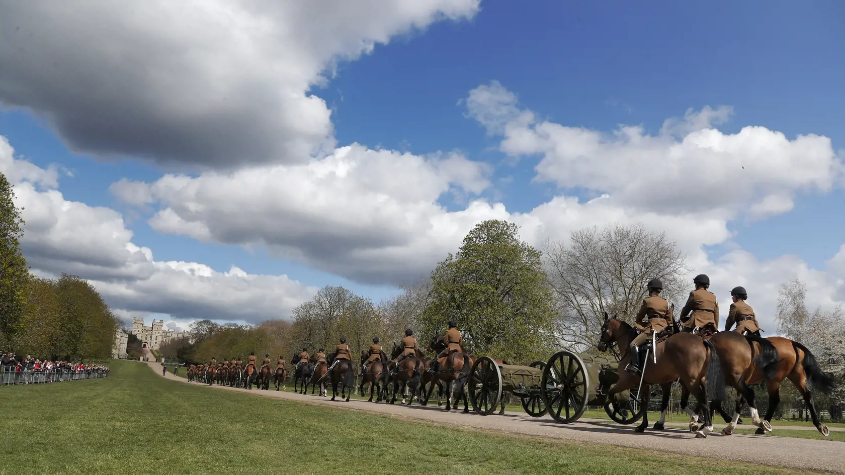 JB 5 Windsor - Členovia Kráľovského konského delostrelectva prichádzajú počas skúšky po chodníku Long Walk k Windsorskému zámku vo Windsore 15. apríla 2021. V Británii už prebiehajú prípravy poslednej rozlúčky s princom Philipom, manželom britskej kráľovnej Alžbety II., ktorý zomrel minulý piatok vo veku 99 rokov. Pohreb sa uskutoční v sobotu popoludní v areáli Windsorského zámku, informovala v pondelok stanica BBC. Pohrebné obrady sa budú konať v tamojšej kaplnke svätého Juraja o 15.00 h miestn
