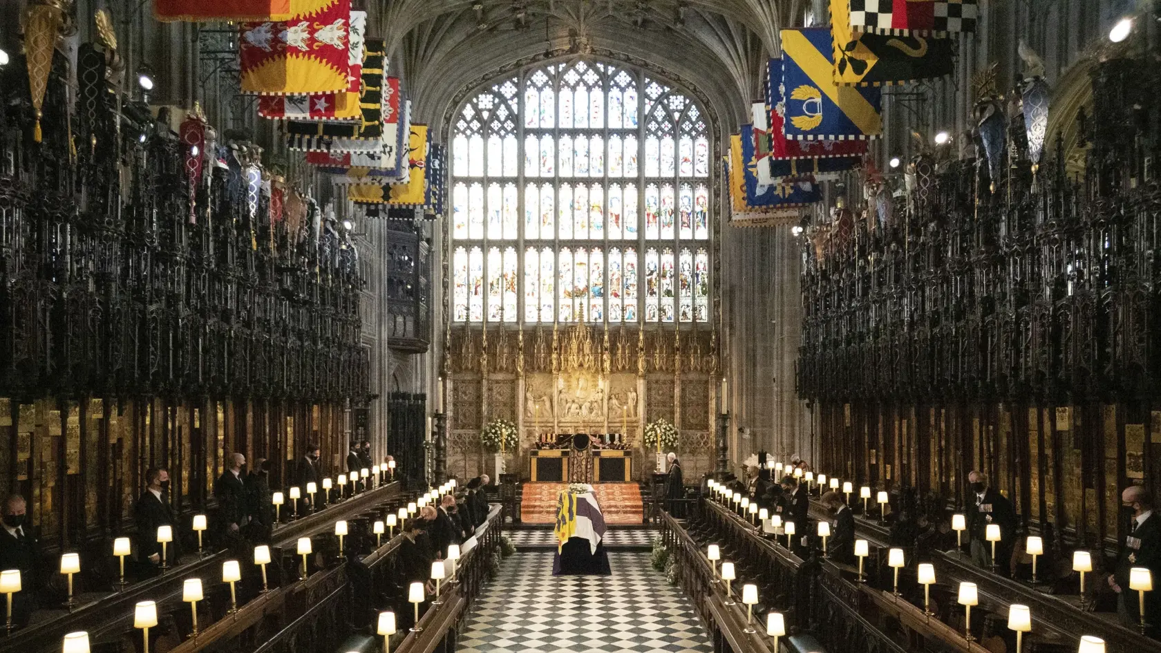 JB 88 Windsor - Rakva s telesnými pozostatkami britského princa Philipa položená v Kaplnke svätého Juraja počas pohrebu britského princa Philipa, manžela britskej kráľovnej Alžbety II., ktorý zomrel minulý piatok vo veku 99 rokov, v areáli Windsorského zámku vo Windsore 17. apríla 2021. Philipovo telo previezli zo súkromnej kaplnky pred vchod hradného areálu na špeciálne upravenom Land Roveri, ktorý pomohol navrhnúť sám princ. Odtiaľ sa začne čestný osemminútový sprievod, ktorý budú tvoriť prísl