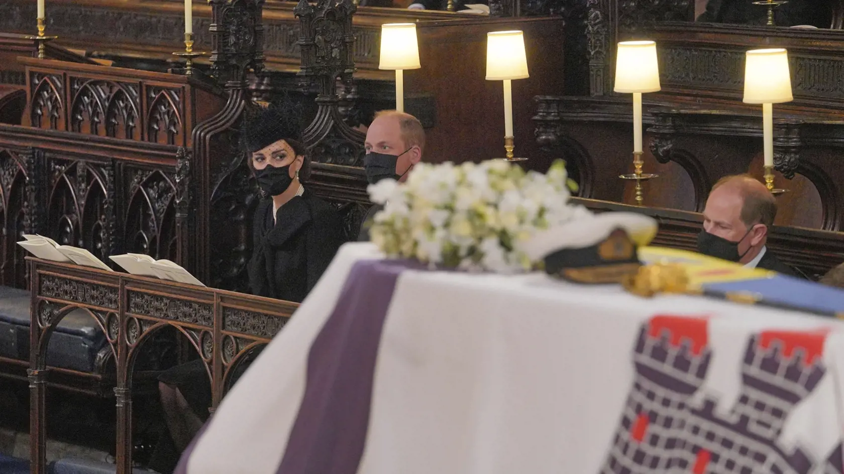 JB 72 Windsor - Členovia kráľovskej rodiny zľava Kate, vojvodkyňa z Cambridgeu, princ William a princ Edward sa pozerajú neďaleko rakvy s telesnými pozostatkami britského princa Philipa v Kaplnke svätého Juraja počas pohrebu britského princa Philipa, manžela britskej kráľovnej Alžbety II., ktorý zomrel minulý piatok vo veku 99 rokov, v areáli Windsorského zámku vo Windsore 17. apríla 2021. Philipovo telo previezli zo súkromnej kaplnky pred vchod hradného areálu na špeciálne upravenom Land Roveri