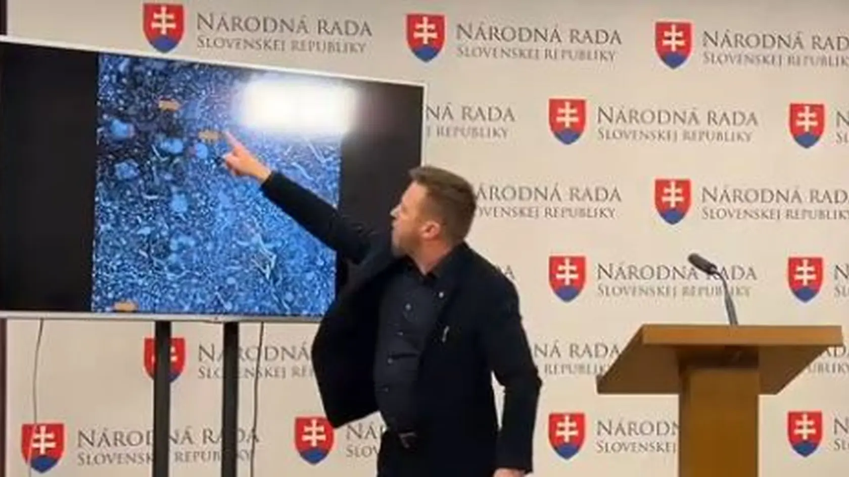 Peter Kotlár ukazuje dôkaz o nebezpečnosti vakcín pre očkovanie.