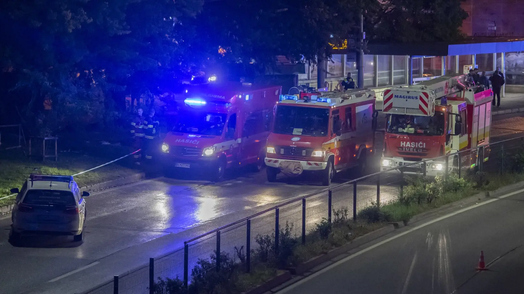 Na bratislavskej Zochovej ulici narazilo v nedeľu krátko po 22.15 h auto do zastávky mestskej hromadnej dopravy (MHD). Nehoda si podľa doterajších informácií vyžiadala štyroch mŕtvych a sedem zranených. Doprava po Staromestskej ulici v Bratislave smerom na Most SNP je po tragickej nehode úplne uzavretá. Bratislava, pondelok 3. októbra 2022. FOTO TASR - Martin Baumann