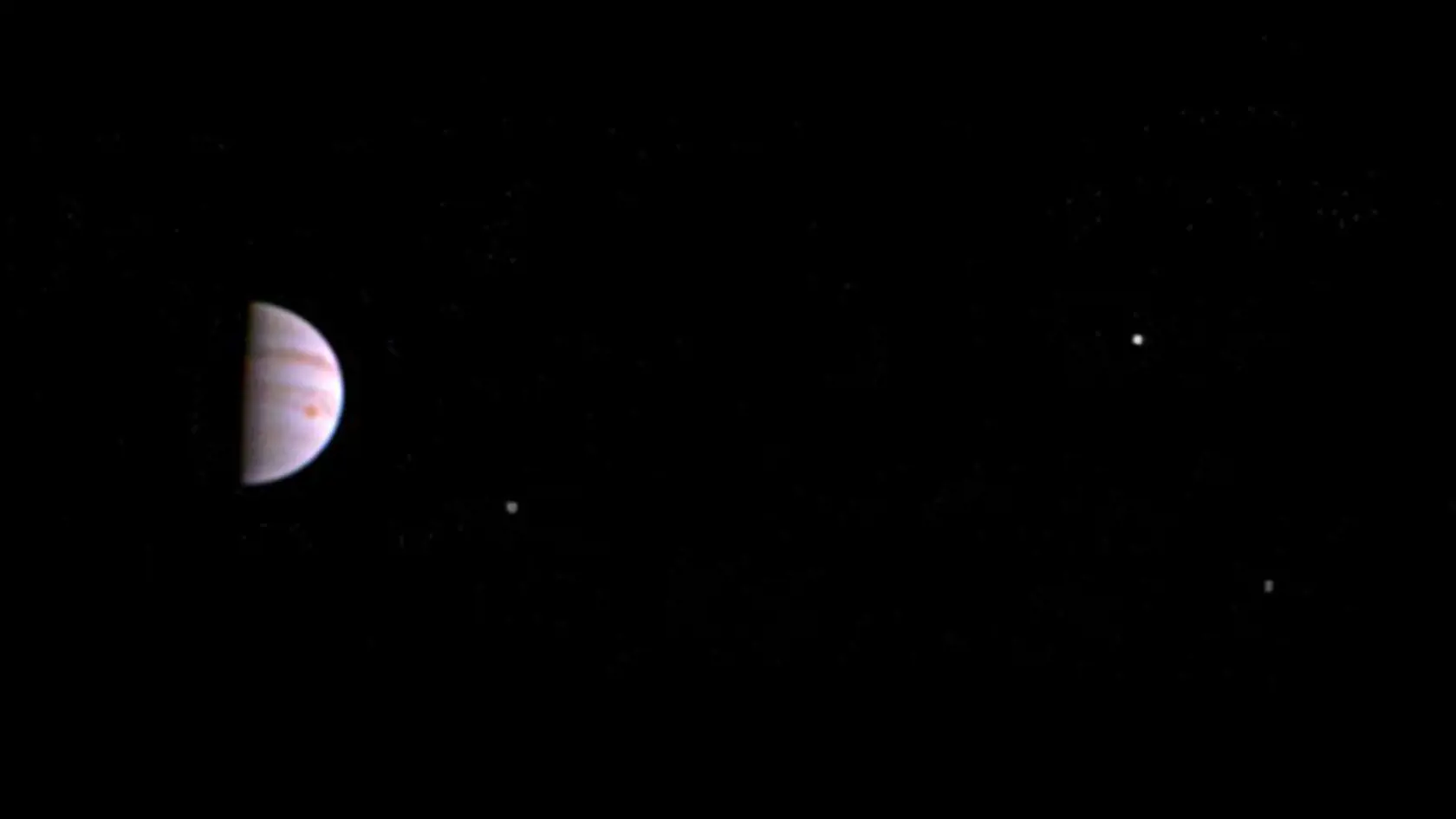 Sonda Juno poslala prvé fotografie Jupiteru. 