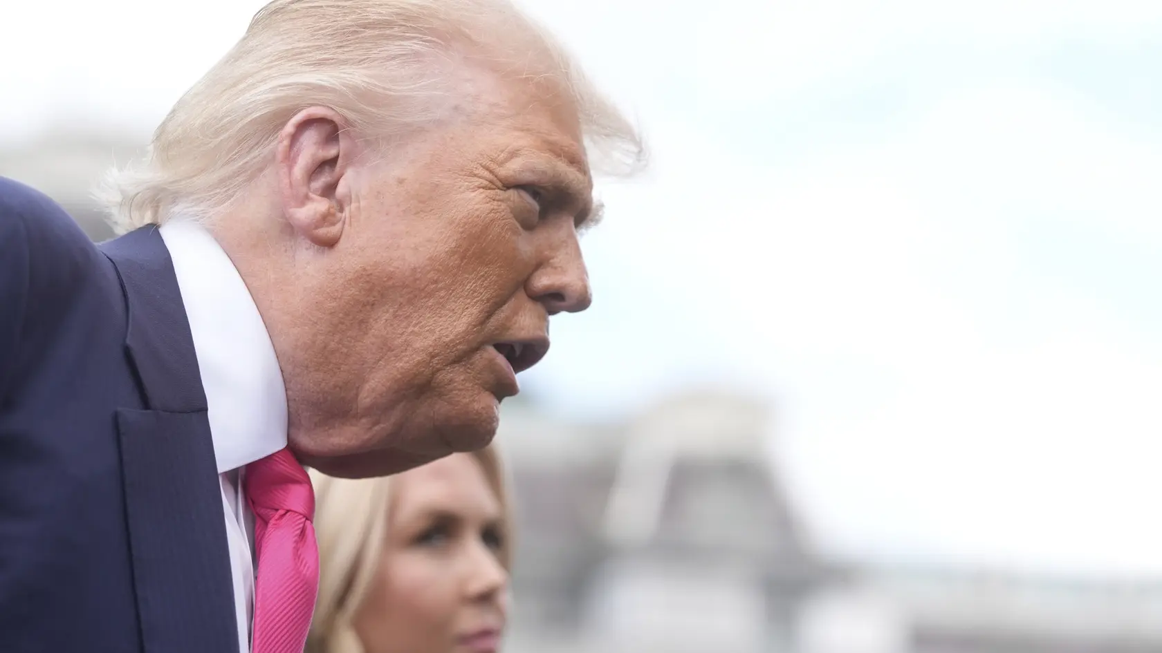 Americký prezident Donald Trump, ktorý odchádza z Bieleho domu, odpovedá na otázky novinárov vo Washingtone.