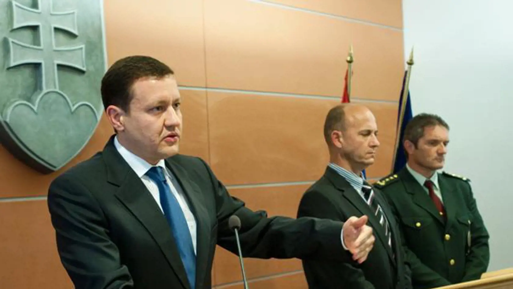 Zľava slovenský minister vnútra Daniel Lipšic, prezident Policajného zboru SR Jaroslav Spišiak a krajský riaditeľ polície Csaba Faragó vystúpili 31. augusta na tlačovej konferencii v Bratislave ku včerajšej tragédii v Devínskej Novej Vsi.