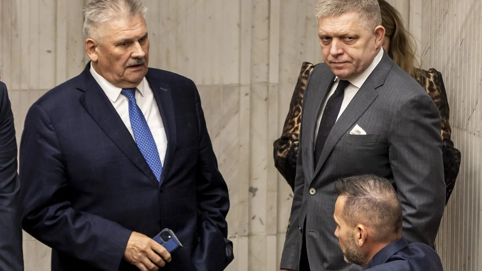 Tajná voľba Richarda Rašiho (Hlas) za predsedu NR SR. Na snímke je Robert Fico a Ján Richter. 
 
