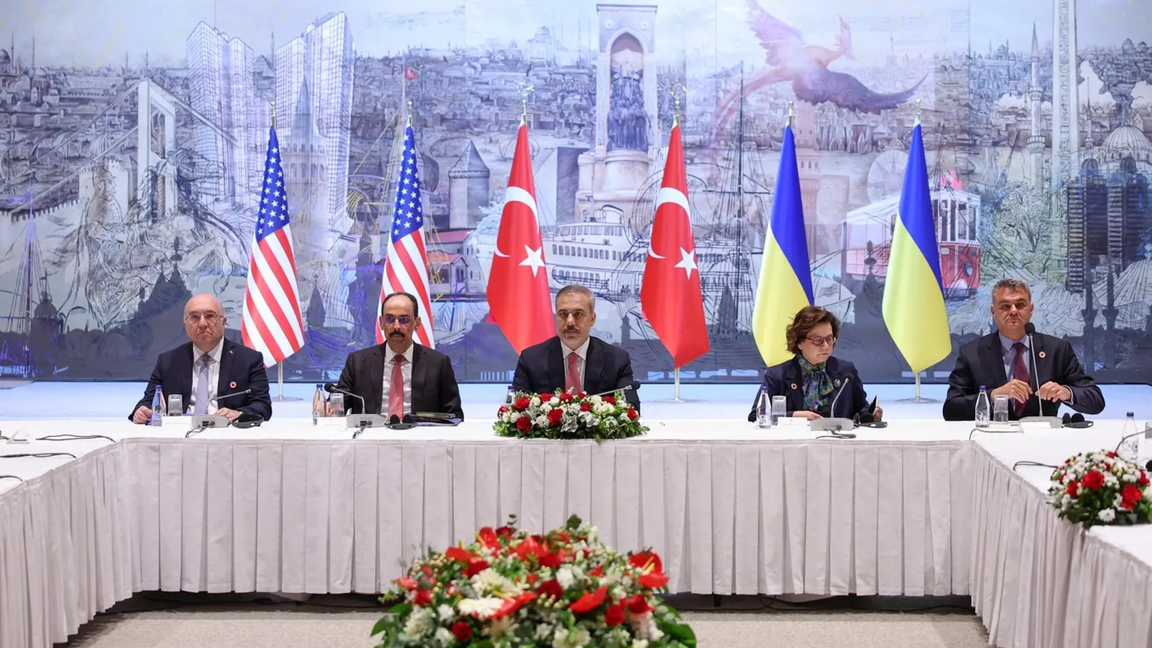 Turecký minister zahraničných vecí Hakan Fidan predsedá trojstrannému stretnutiu Turecko–USA–Ukrajina v prezidentskej kancelárii Dolmabahce v Istanbule 16. mája 2025.