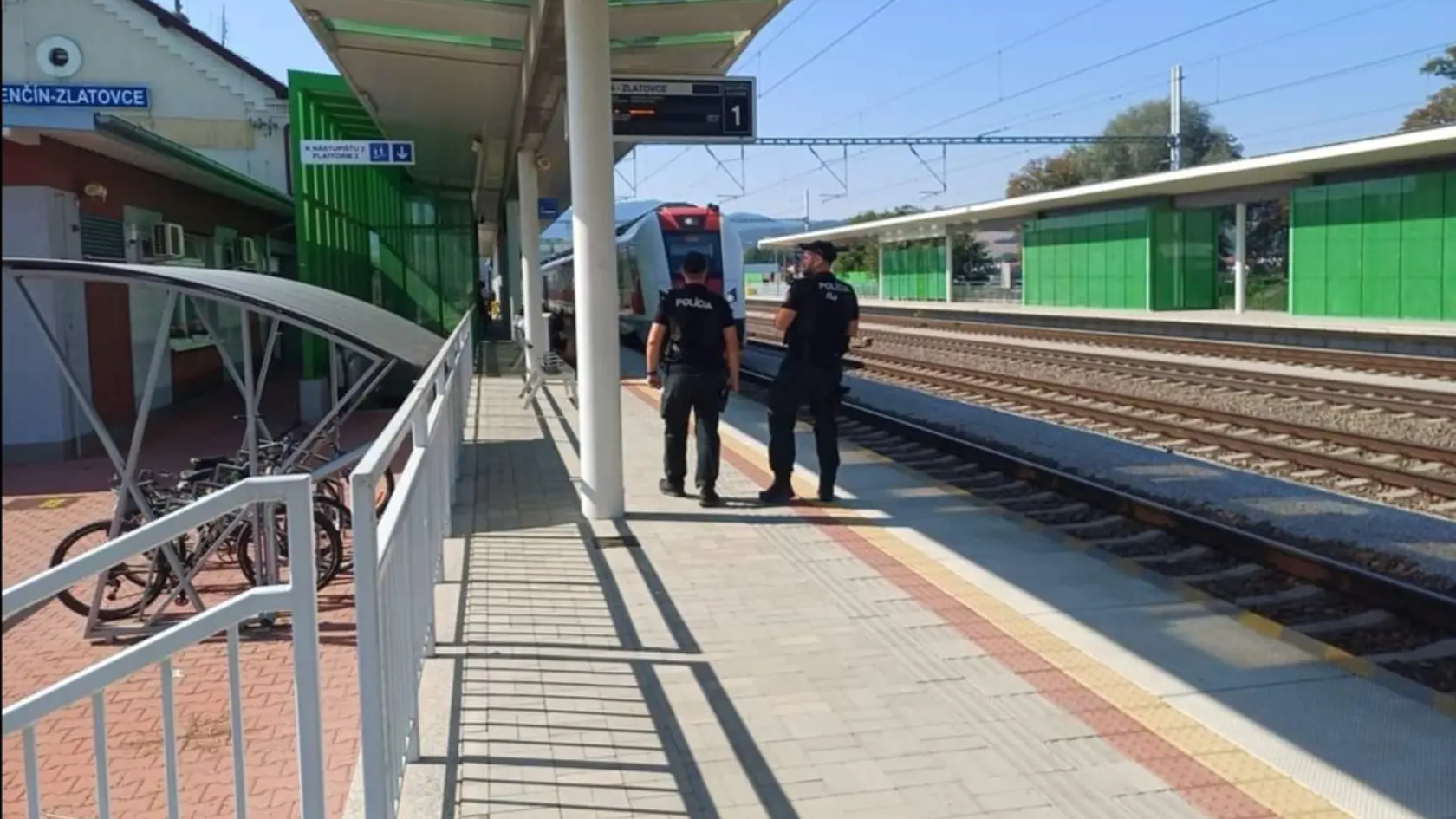 Policajti kontrolujú aj vlaky.