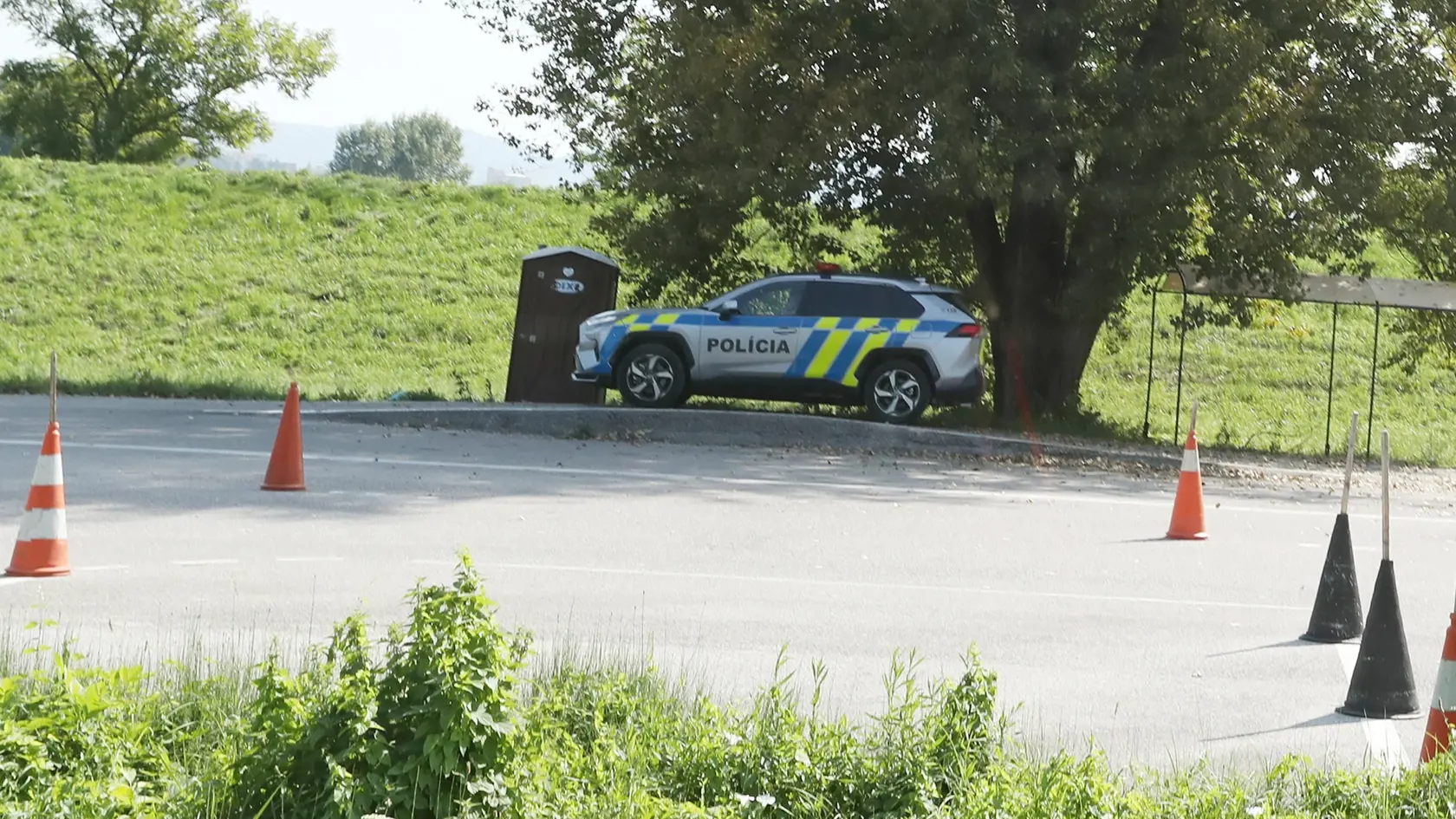 Policajti sa boli pri záhradkárskej osade na migrantov pozrieť.