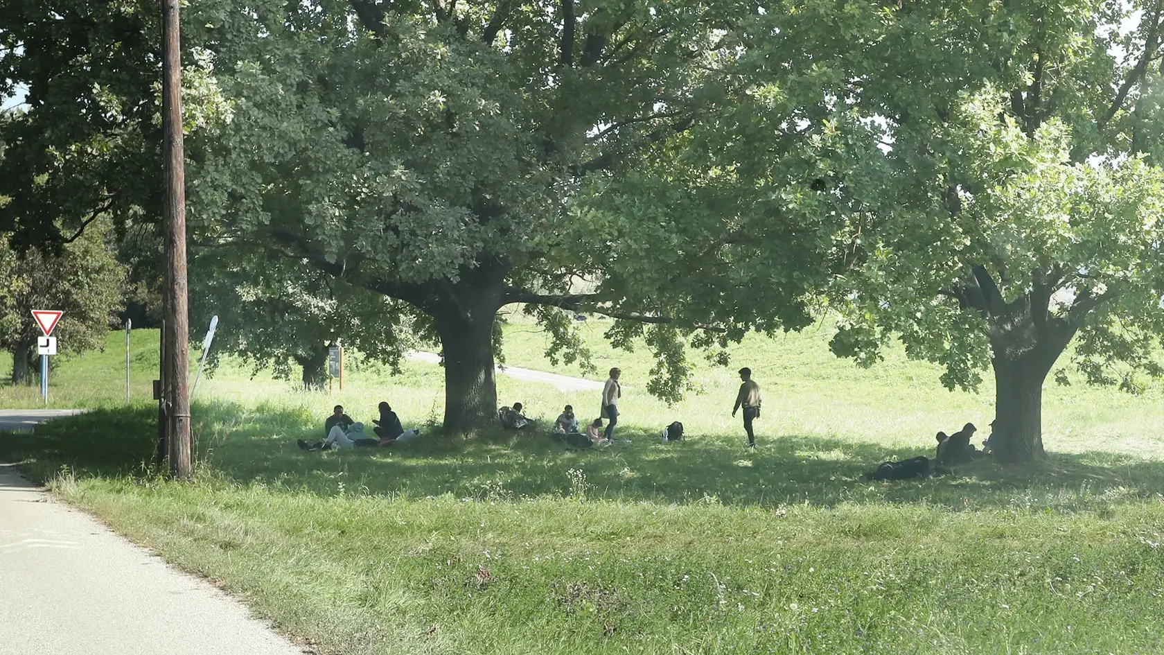 Skupinka asi 15-tich migrantov sa usadila pri záhradkárskej osade pri stavidlách.