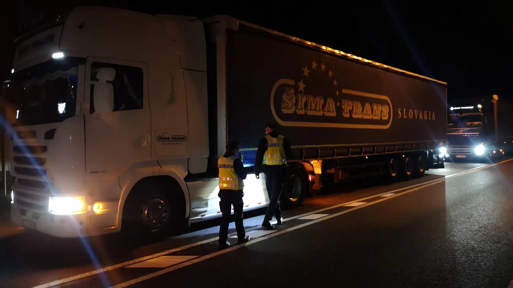 Českí policajti od polnoci zastavujú osobné autá, dodávky aj kamióny.