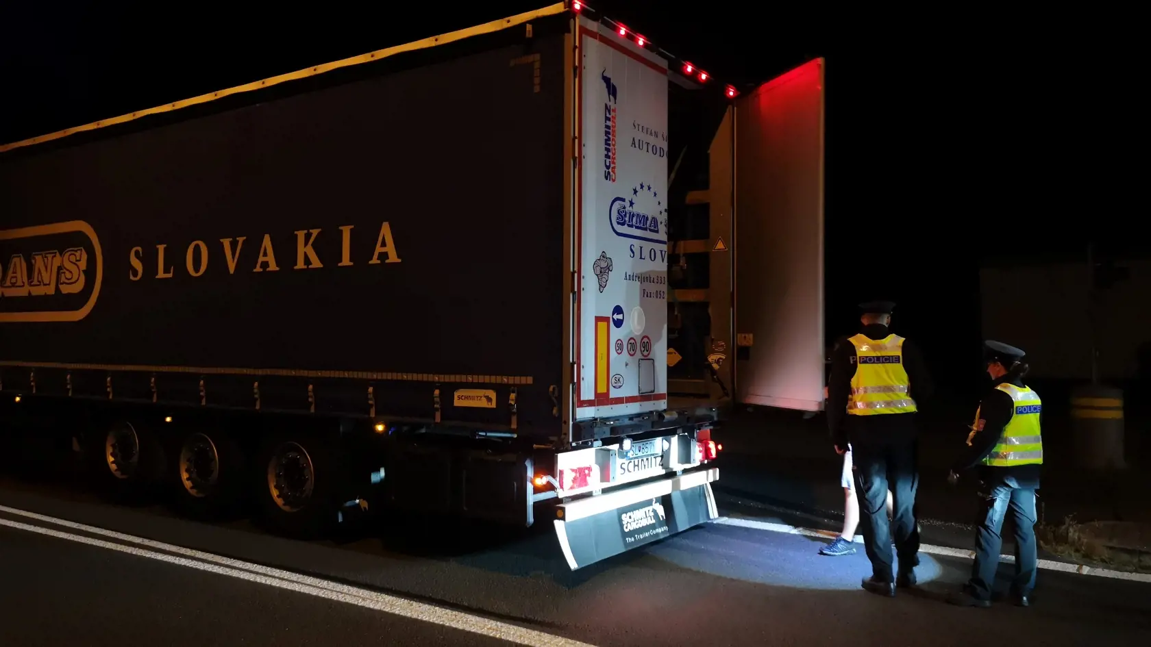 Vlani, po zavedení kontrol, obce pri hraniciach zaplavili migranti.