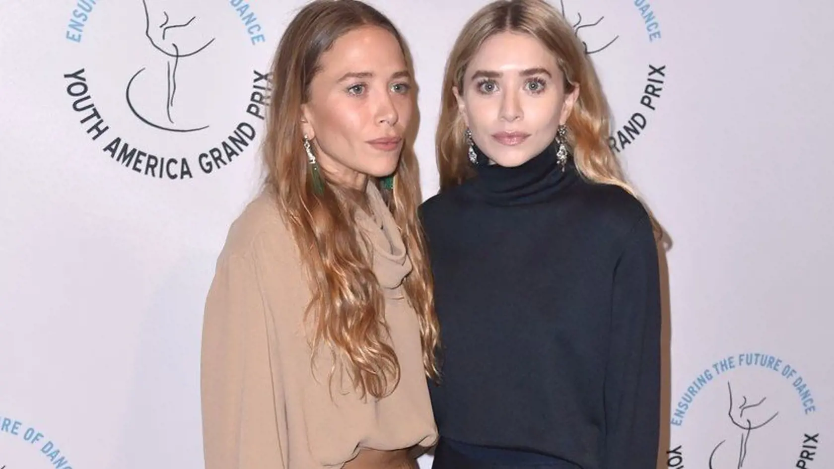 Mary-Kate Olsen (vľavo) so sestrou