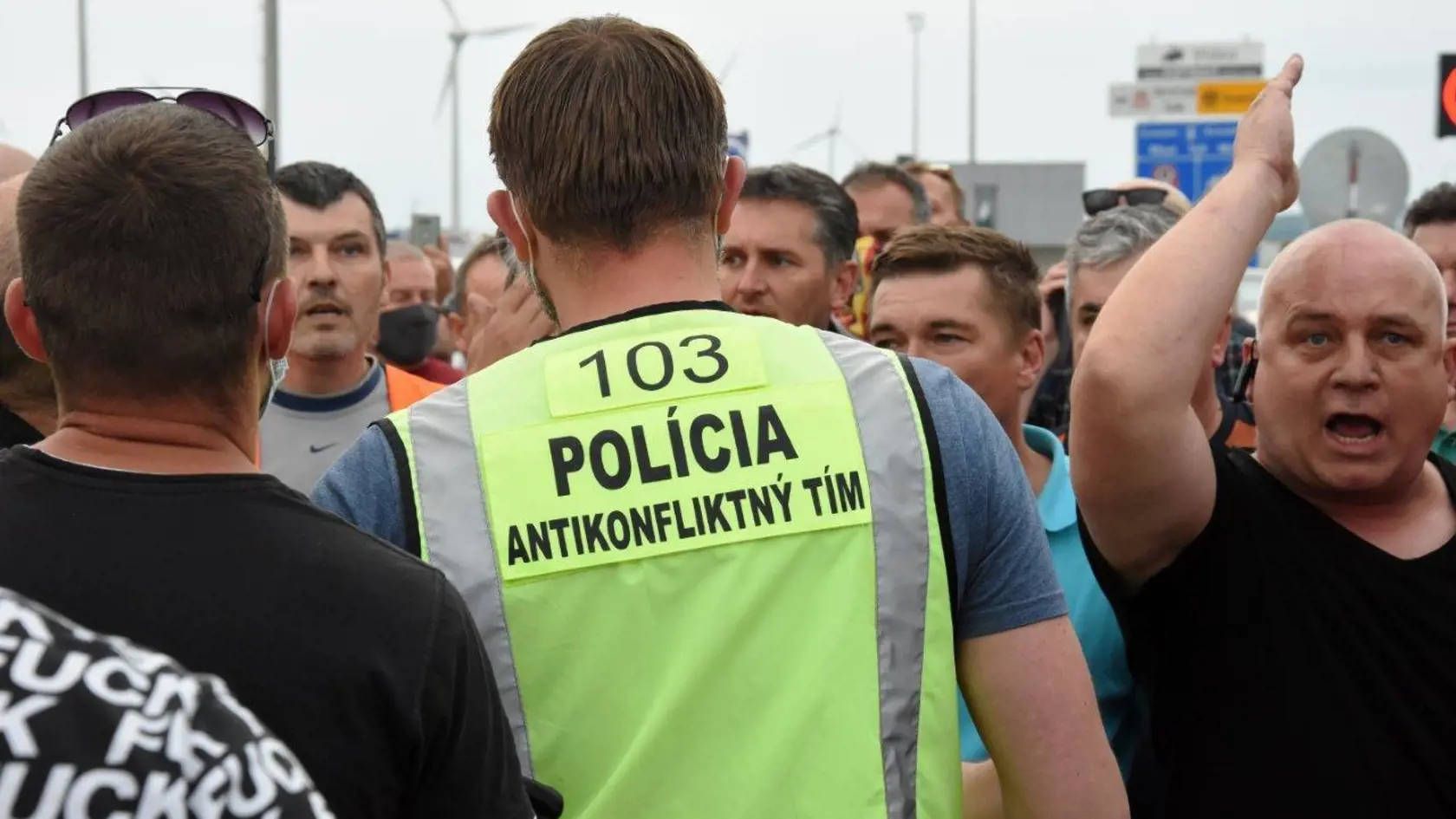 Polícia mala čo robiť s nahnevanými repatriantmi.