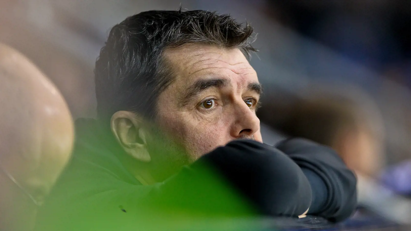 Na snimke herec Peter Kocis pocas zapasu Kontinentalnej hokejovej ligy medzi HC Slovan Bratislava a Dinamom Riga.